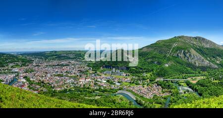 Panorama der Stadt Lourdes, berühmt für seine Pilgerreise, Frankreich Stockfoto