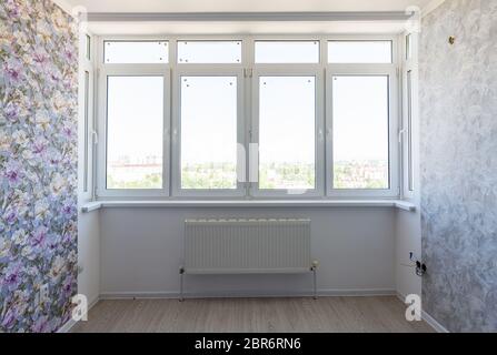 Große Fenster im Zimmer nach der Reparatur Stockfoto