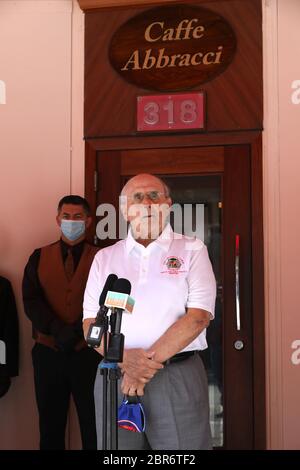 Miami, Vereinigte Staaten Von Amerika. Mai 2020. CORAL GABLES, FLORIDA – MAI 20: Stadt Coral Gables, Florida Bürgermeister Raul Valdes Fauli ist vor dem berühmten Restaurant Caffe Abbracci, wo sie über die Wiedereröffnung von Geschäften, Restaurants, Cafés und Schönheitssalons sprechen, nachdem Maßnahmen gegen den Roman Coronavirus (COVID-19) begann in Coral Gables, Florida, am 20. Mai 2020 aufgehoben werden. (Foto von Alberto E. Tamargo/Sipa USA) Quelle: SIPA USA/Alamy Live News Stockfoto