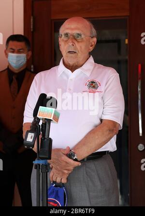 Miami, Vereinigte Staaten Von Amerika. Mai 2020. CORAL GABLES, FLORIDA – MAI 20: Stadt Coral Gables, Florida Bürgermeister Raul Valdes Fauli ist vor dem berühmten Restaurant Caffe Abbracci, wo sie über die Wiedereröffnung von Geschäften, Restaurants, Cafés und Schönheitssalons sprechen, nachdem Maßnahmen gegen den Roman Coronavirus (COVID-19) begann in Coral Gables, Florida, am 20. Mai 2020 aufgehoben werden. (Foto von Alberto E. Tamargo/Sipa USA) Quelle: SIPA USA/Alamy Live News Stockfoto