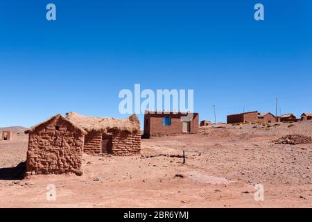 Anchorage und Blick auf das Dorf, Bolivien. Andenplateau. Bolivianischen ländlichen Stadt Stockfoto