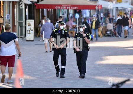 Calafell, Tarragona, Spanien. Mai 2020. Zwei lokale Calafell Polizeibeamte patrouillieren die Paseo Maritimo Straße, um die Einhaltung während des Endes der Einsperrung von Phase 1 zu gewährleisten.Calafell ist in Phase 1 des Endes der Einsperrung, aber mit strengen Maßnahmen, wo Sie auf den Terrassen der Restaurants mit den Sicherheitsmaßnahmen von sein können 2 Meter zwischen den Tischen, gehen Sie am Strand, aber nicht auf dem Sand sitzen gestreckt oder baden. Die örtliche Polizei führt Straßenkontrollen durch, um die Einhaltung der Vorschriften zu kontrollieren. Quelle: Ramon Costa/SOPA Images/ZUMA Wire/Alamy Live News Stockfoto