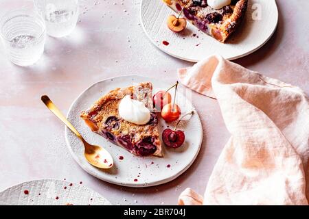 Kirschteller mit Creme fraiche und frischen Kirschen. Stockfoto