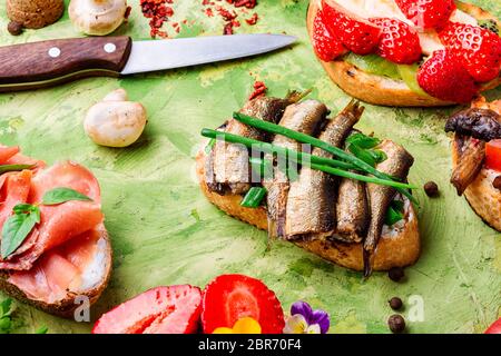 Vielzahl von kleinen Sandwiches. Bruschetta ist traditionell italienisch Gemeinsame folk Gericht. Stockfoto