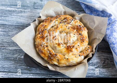 Vertuta, traditionelle rumänische, moldawische oder Balkan backen Torte. Spirale Blätterteig Torte. Stockfoto