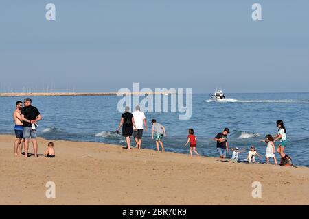 Calafell, Tarragona, Spanien. Mai 2020. Die Leute spazieren und spielen entlang Calafell Strand während der letzten Begrenzung von Phase One.Calafell ist in Phase eins des Endes der Enge, aber mit strengen Maßnahmen, wo Sie auf den Terrassen der Restaurants mit den Sicherheitsmaßnahmen von 2 Metern zwischen den Tischen sein können, Gehen Sie am Strand spazieren, aber nicht auf dem Sand sitzen oder baden. Die örtliche Polizei führt Straßenkontrollen durch, um die Einhaltung der Vorschriften zu kontrollieren. Quelle: Ramon Costa/SOPA Images/ZUMA Wire/Alamy Live News Stockfoto