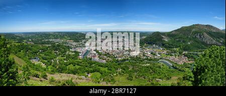 Panorama der Stadt Lourdes, berühmt für seine Pilgerreise, Frankreich Stockfoto