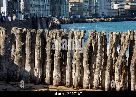 Saint-Malo, Frankreich - 14. September 2018: Blick auf den Strand und die Altstadt von Saint-Malo. Bretagne, Frankreich Stockfoto