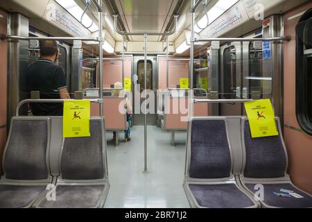 "Ich sitze nicht hier", sagen die Paperkarten auf der Hälfte der Sitze in den Athener Metro-Wagen, als Sicherheitsmaßnahmen wegen des Coronavirus-Ausbruchs. Stockfoto