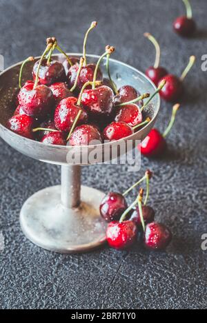 Frische Kirschen in Vintage silver Vase auf dem dunklen Hintergrund Stockfoto