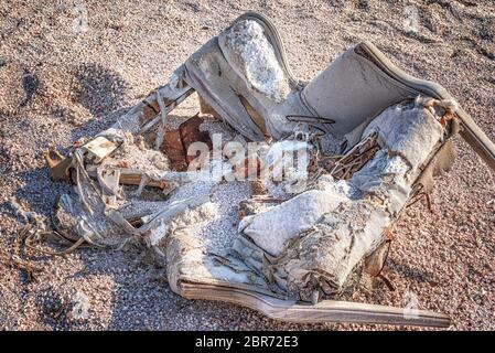 Alte verfallene Liege am Strand. Salton Sea, Kalifornien, USA. Stockfoto