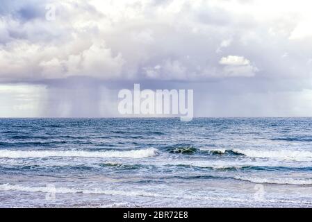 Stürmischer und regnerischer Morgen an der Küste. Cardiff-by-the-Sea, Kalifornien, USA. Stockfoto