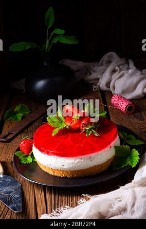 Leckere Sahne quark Torte mit Erdbeeren Stockfoto