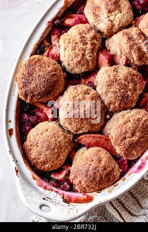 Nahaufnahme von Cranberry und Apfelpflasterpflasterin in einer Backform. Stockfoto