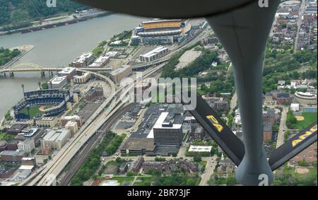 Ein Blick von oben während der Überführung durch eine Air National Guard KC-135 vom 171. Luftbetankungsflügel und eine EC-130J vom 193. Sondereinsatzflügel, 19. Mai 2020. Das Flugzeug flog über die Pittsburgh, Johnstown und Harrisburg Gebiete als Teil der Operation American Resolve. So möchten wir den Amerikanern an der Front danken, die den Kampf gegen COVID-19 führen. (USA Foto der Air National Guard von Senior Airman Zoe M. Wockenfuss) Stockfoto