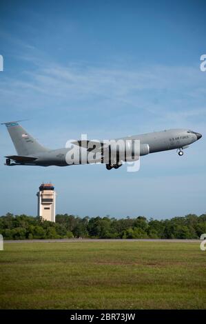 Ein KC-135 Stratotanker hebt vom MacDill Air Force Base, Florida, 15. Mai 2020 ab. Team MacDill führte den Überflug durch, um den Helden der Community in ihrem Kampf gegen COVID-19 Unterstützung zu zeigen. (USA Luftwaffe Foto von Airman 1. Klasse Shannon Bowman) Stockfoto