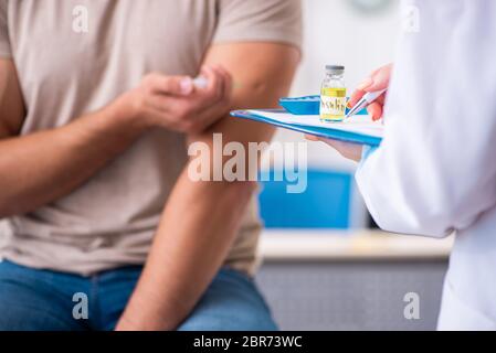 Männlicher Diabetiker, der einen jungen Arzt besucht Stockfoto
