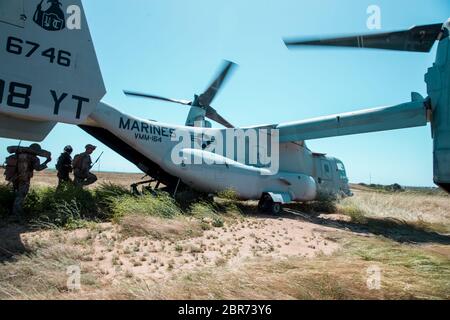 U.S. Marines mit Alpha Company Battalion Landing Team 1/4, 15th Marine Expeditionary Unit, besteigen einen MV-22B Osprey während eines Hubschrauberangriffs auf dem Marine Corps Base Camp Pendleton, Kalifornien, 12.-13. Mai 2020. Die Schulung wurde durchgeführt, um die Taktiken, Techniken und Verfahren der Teilnehmer für den Einsatz in einem bevorstehenden Einsatz zu verbessern. (USA Marine Corps Foto von CPL. Sarah Stegall) Stockfoto