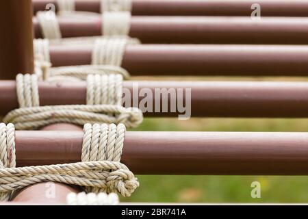 Nahaufnahme von Seil gebunden Knoten um Metallrohr Stockfoto