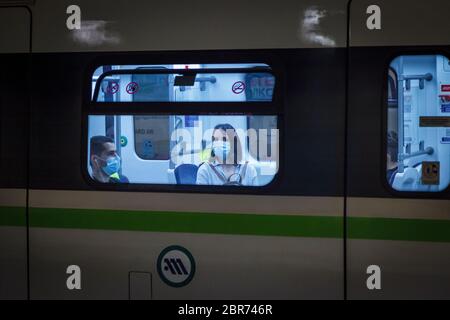 Passagiere in Athener Metro-Wagen tragen Schutzmasken, wie es die griechische Regierung aufgrund des Coronavirus-Ausbruchs angewiesen hat. Stockfoto