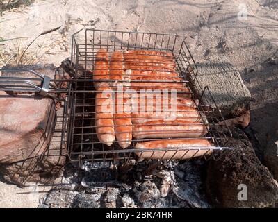 Kupaty Huhn gebraten auf einem Feuer. Grill aus kupaty. Stockfoto