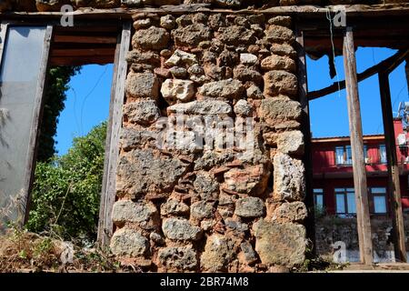 Altes baufällig baufällig Gebäude auf den Straßen von Kaleici. Stockfoto