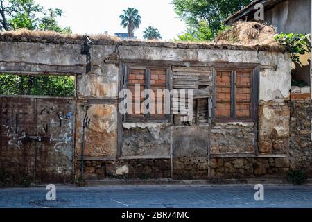 Altes baufällig baufällig Gebäude auf den Straßen von Kaleici. Stockfoto
