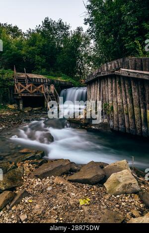 Kleiner Wald Fluss durch Felsen und Geröll fließende Stockfoto