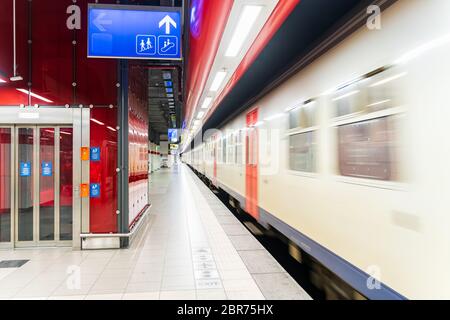 Leere U-Bahn station mit dem Schnellfahren Zug, Bewegungsunschärfe, Brüssel Belgien Stockfoto