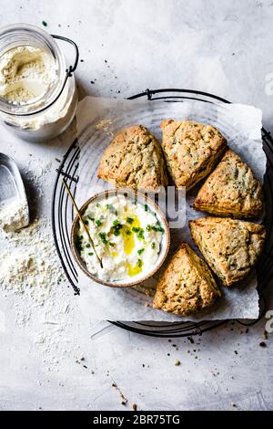 Frisch gebackene Kraut- und Käseschaufeln auf einem Kühlregal. Stockfoto