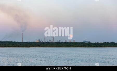 Panoramablick über Mondaufgang über das Industriegebiet in Dabrowa Gornicza, Polen Stockfoto