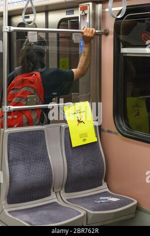 "Ich sitze nicht hier", heißt es in der rcard auf der Hälfte der Sitze in den Athener Metro-Wagen, die Passagiere anweist, wegen des Coronavirus-Ausbruchs Entfernungen zu halten Stockfoto