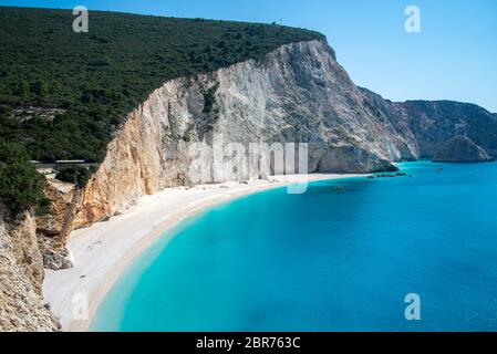 Luftaufnahme des berühmten Strandes von Porto Katsiki auf der Insel Lefkada im Ionischen Meer in Griechenland. Leerer Strand von Lefkada Stockfoto