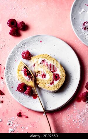 Himbeer-Rollkuchen mit frischer Sahne. Stockfoto