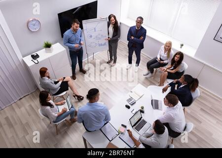 Gruppe von verschiedenen Geschäftsleute sitzen zusammen Hören auf die Präsentation in der Sitzung Stockfoto
