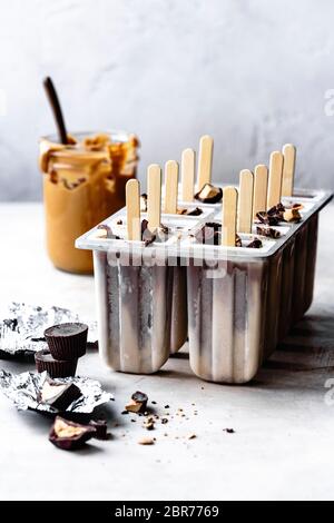 Erdnussbutter und Schokoladenfondel in einer Plastikform. Stockfoto