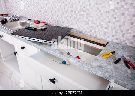 Nahaufnahme von einer elektrischen Küche Induktion Cerankochfeld Küche mit Tools Stockfoto