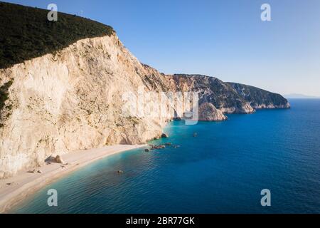 Luftaufnahme des berühmten Strandes von Porto Katsiki auf der Insel Lefkada im Ionischen Meer in Griechenland. Leerer Strand von Lefkada Stockfoto