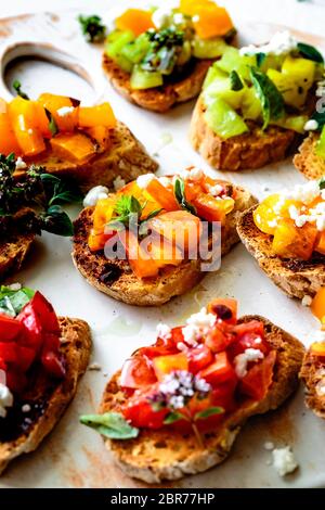 Nahaufnahme der Bruschetta mit gewürfelten Erbstück-Tomaten. Stockfoto