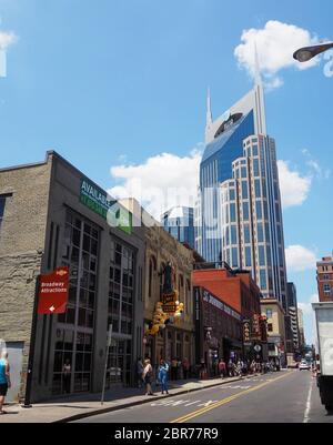 25. JULI 2019 - NASHVILLE, TENNESSEE: Blick auf die 3rd Ave. Süd, das AT & T Building, das höchste Gebäude in Tennessee, entworfen vom Architekten Earl Stockfoto