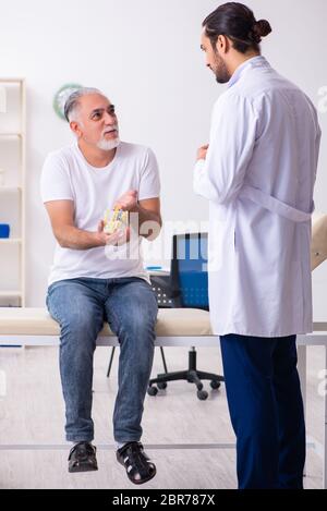 Patient leidet an Diabetes Hausarzt Stockfoto