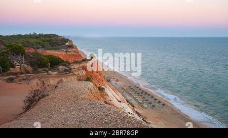 Schönen Strand von Falesia in Portugal von der Klippe in der Abenddämmerung gesehen. Algarve, Portugal Stockfoto