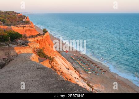 Schönen Strand von Falesia in Portugal von der Klippe bei Sonnenuntergang gesehen. Algarve, Portugal Stockfoto