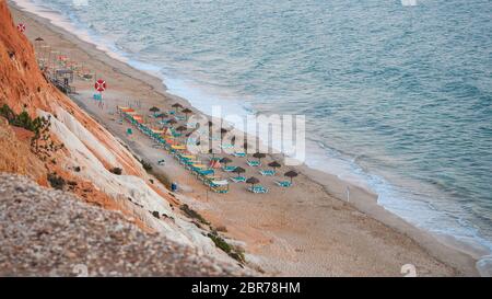 Schönen Strand von Falesia in Portugal von der Klippe in der Abenddämmerung gesehen. Algarve, Portugal Stockfoto