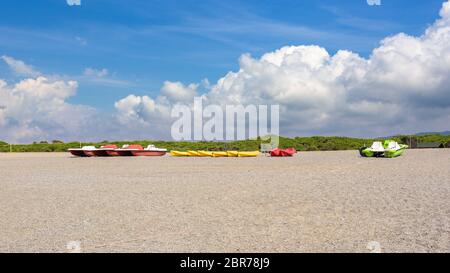 Tretboote und Kajaks auf eine Kies Strand am Tyrrhenischen Meer in Kalabrien, Italien Stockfoto