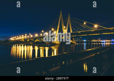 Millennium Bridge bei Nacht. Blick vom Fluss Kasanka Kreml Damm Stockfoto