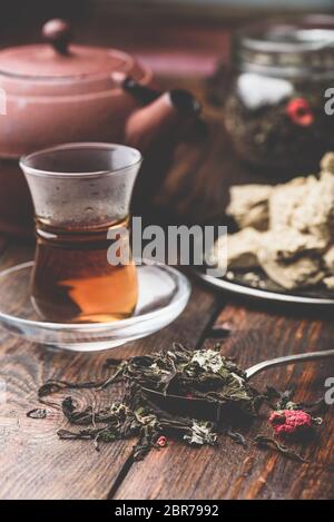 Esslöffel himbeere Kräutertee und bereit, Tee in armudu Glas mit Platte von Sonnenblume halva Stockfoto