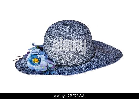 Stroh Hut Dekorationen Hintergrund. Nahaufnahme einer blauen Frau modernen Stroh Strand Sonnenhut auf einem weißen Hintergrund isoliert. Makro. Stockfoto