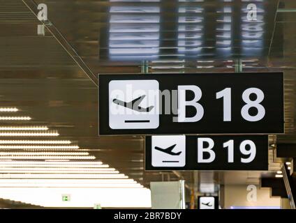 Informationen Panel mit dem Piktogramm eines Flugzeugs aus dem Boarding Gate B18 in einem Flughafen an. Konzept für Reise und den Modus der tra Stockfoto