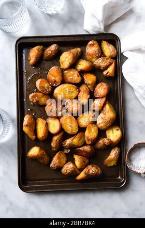 Knusprige Bratkartoffeln auf Backblech Stockfoto